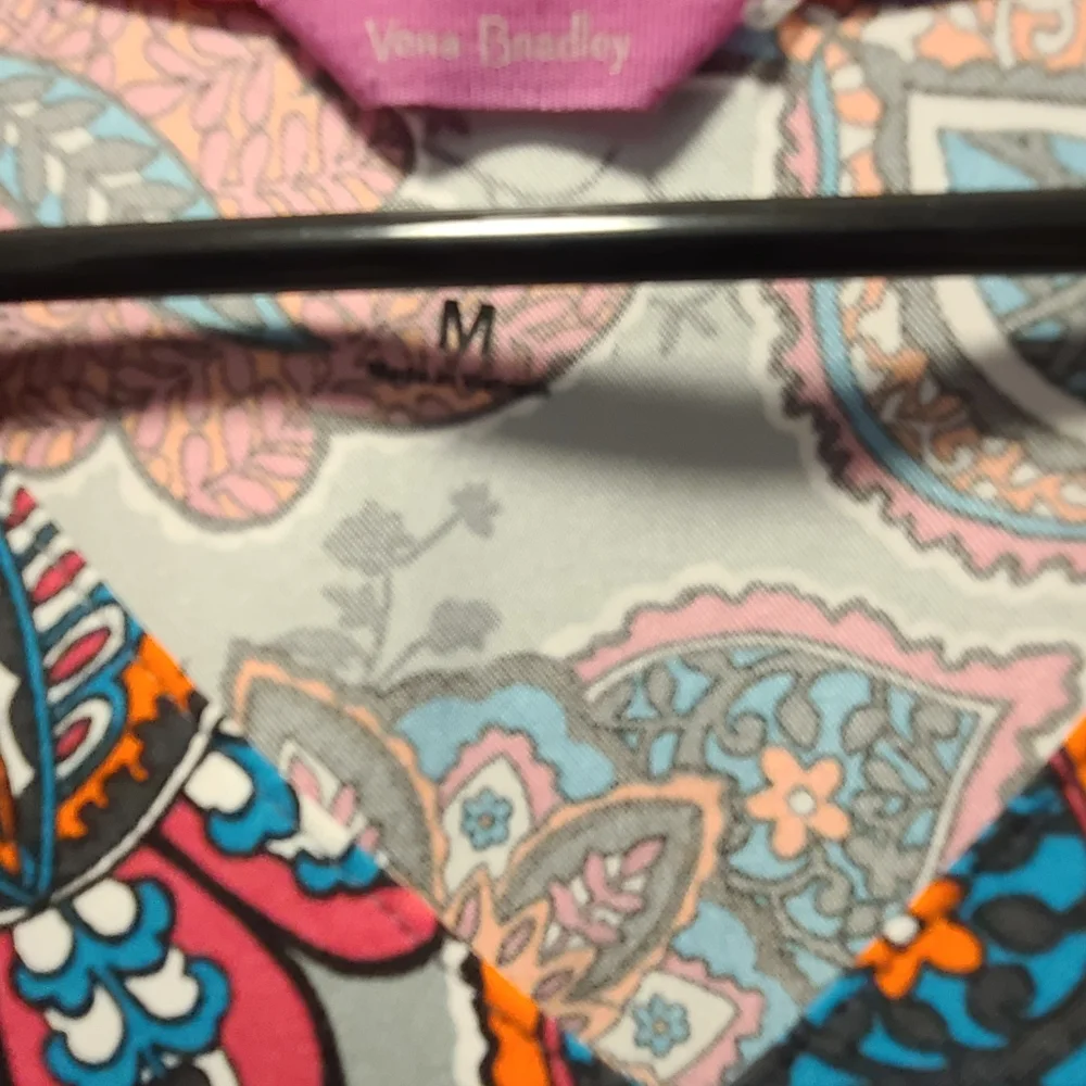 Vera Bradley women's scrub top - Picture 2 of 2